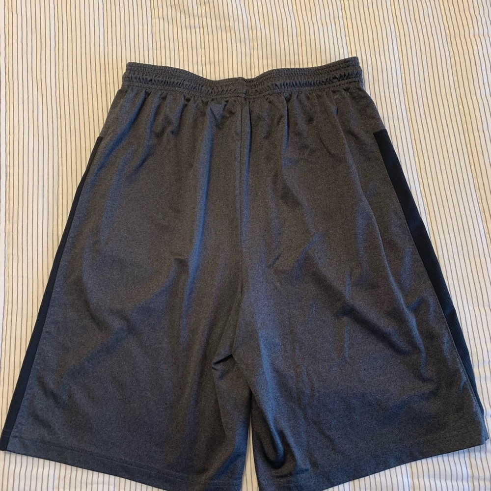 Mens Reebok Large Athletic Shorts - Picture 3 of 3
